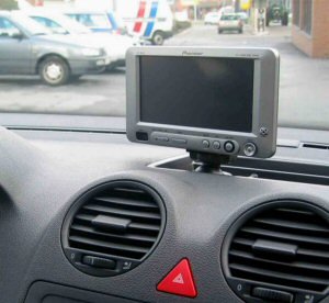 Elektronik und Foto: ARAT Navigationshalterung f�r VW Caddy ab Bj. 04