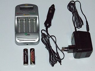 Zubeh&ouml;r: 12V & 230V Ladeger�t Akkuladeger�t +2 NiMh 3000mA Akku