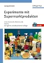 Experimente mit Supermarktprodukten: Ein Gang durch den Supermarkt ist f�r die meisten von uns eher ein l�stiges Muss. Dass er mit Georg Schwedt riesigen Spa� machen kann, zeigt die gro�e Beliebtheit seiner Experimentierb�cher. So liegt schon nach zwei Jahren die �berarbeitete und aktualisierte Neuauflage von "Experimente mit Supermarktprodukten" und der Nachfolgeband "Noch mehr Experimente mit Supermarktprodukten" vor. Nach dem bew�hrten Konzept kann jeder anhand von einfachen, aber verbl�ffenden Versuchen die chemischen Eigenschaften und die Wirkungsweisen der Produkte, die uns im Alltag umgeben, erforschen. F�r alle, die Spa� am Experimentieren haben, ist dieses Buch ein Kn�ller.