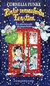 Hinter verzauberten Fenstern. Eine geheimnisvolle Adventsgeschichte. Julia ist neidisch, dass ihr kleiner Bruder Olli einen mit Schokolade gef�llten Adventskalender bekommen hat und sie nur einen aus Papier. Aber das auf ihrem Kalender abgebildete Haus glitzert so silbrig und geheimnisvoll, dass Julia der Versuchung nicht widerstehen kann und das erste Fenster des Kalenderhauses �ffnet. Da bemerkt Julia, dass das Haus bewohnt ist und sie die Menschen, die darin leben, besuchen kann. Ein ungew�hnliches Abenteuer beginnt ... 