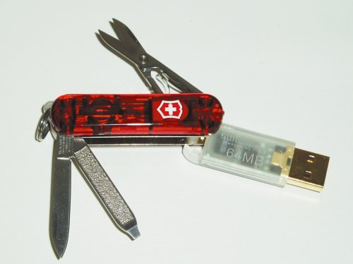 Verst&auml;rker und Receiver: Victorinox / Swissbit Schweizer Offiziersmesser 64MB USB 1.1 USB-Speicher