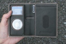 TV Ger&auml;te: Tunewear PRIE Tunewallet f�r iPod nano schwarz/ weiss