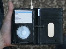 TV Ger&auml;te: Tunewear PRIE Tunewallet f�r iPod 5 Generation schwarz/ weiss